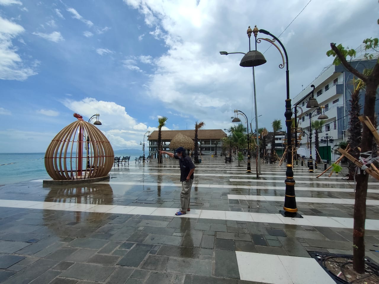 Dermaga Pantai Tedis Kupang Hancur Diterjang Ombak